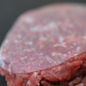Добавьте это в фарш и из 300 граммов мяса получите целую гору вкусных котлет